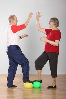 Lihasvoima- ja tasapainoharjoittelu vähentää tutkitusti kaatumisvaaraa ikääntyessä.