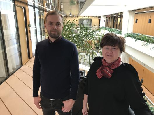 Kuvassa kirjoittajat Sini Sallinen ja Eero Ylinentalo