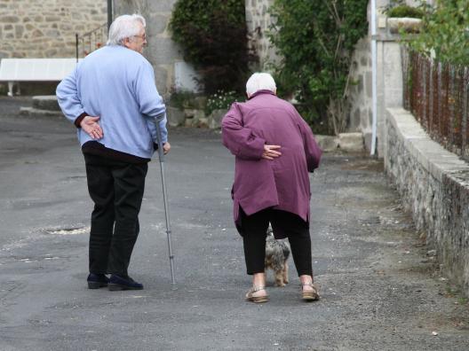 Kaksi vanhusta kävelemässä yhdessä