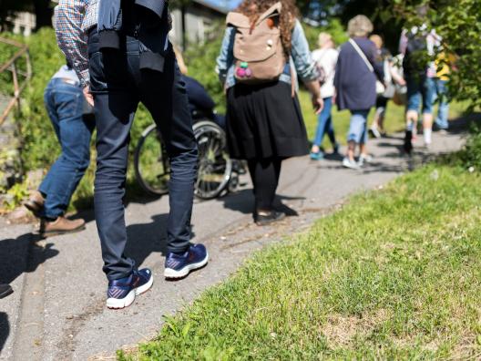 Eteenpäin kulkevia ihmisiä 