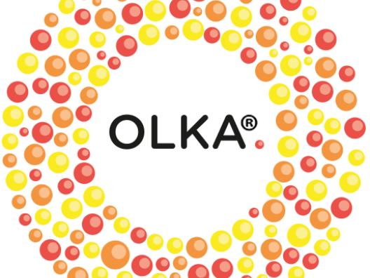 Logossa on kelta-oranssi-punainen, pienistä palloista koostuva ympyrä. Ympyrän keskellä lukee mustalla OLKA.