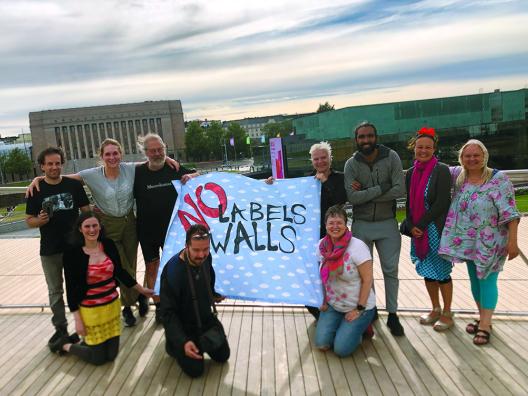 No Labels No Walls -aktiiveja Helsingin keskustakirjasto Oodin terassilla ensimmäisien NLNW-festivaalien suunnittelukokouksessa vuonna 2019. 