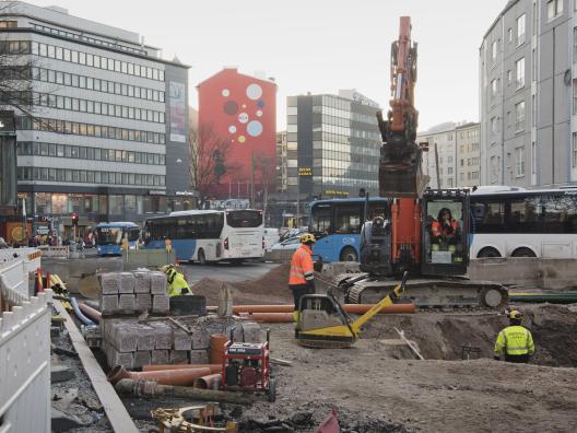 Hämeentien uudistuksen työmaa, työmaakoneita ja työmaahenkilöstä.