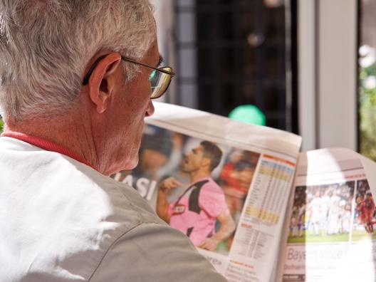 Nestorit-vertaistoimintaa miehille, Mies lukee sanomalehteä