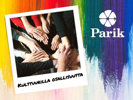 Kuvassa värikkäällä pohjalla valokuva, jossa monien ihmisten kädet koskettavat toisiaan piirissä.  Kuvassa teksti Kulttuurilla osallisuutta ja Parik-säätiön logo.