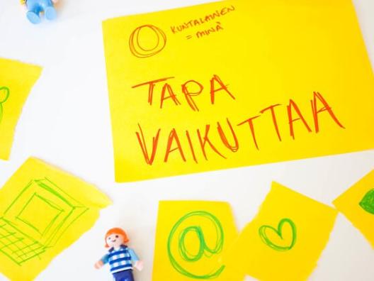 Kuva joissa post-it lappuja joissa piirrettyjä kuvia (puhelimenluuri, kaksi ihimistä, tietokone, ät-merkki, sydän) , yhdessä isommassa lapussa lukee "Kuntalainen=minä, Tapa Vaikuttaa"