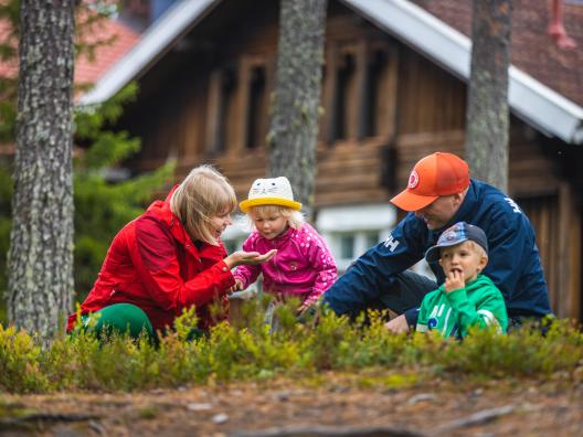 Voimaa vanhemmuuteen hankkeen perheleirit toteutuvat Nuorisokeskus Metsäkartanon luonnonkauniissa ympäristössä