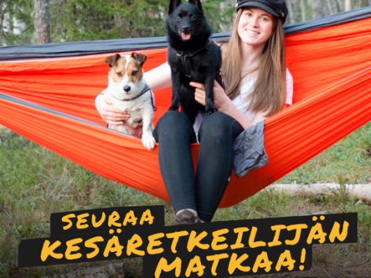 Mainoskuva, jossa nainen istuu riippumatossas kahden koiran kanssa.