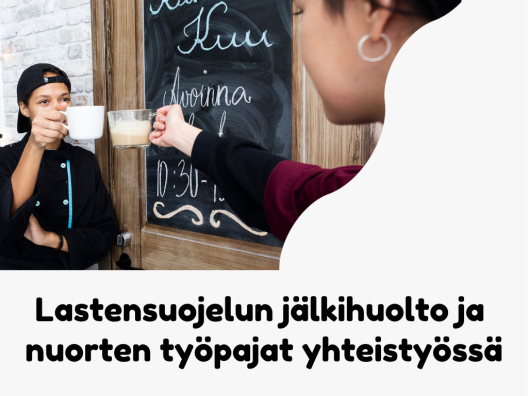 Kaksi kahvilassa työskentelevää nuorta kilistää kahvikuppeja keskenään. Teksti: Lastensuojelun jälkihuolto ja nuorten työpajat yhteistyössä