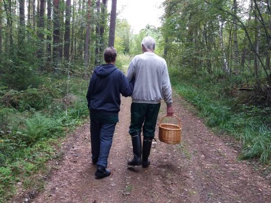 Iäkäs pariskunta kävelee luonnossa