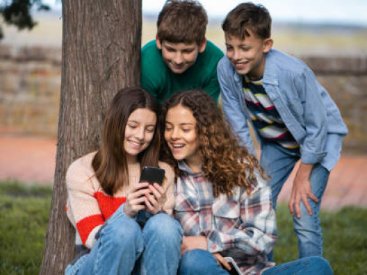 Nuoret selaavat jotakin puhelimesta yhdessä.