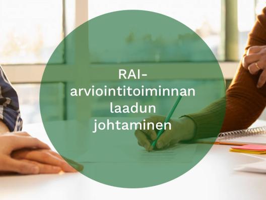 Henkilöitä pöydän ääressä työskentelemässä. Keskellä teksti: RAI-arviointitoiminnan laadun johtaminen.