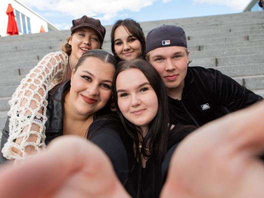 Yhteiskuva, jossa viisi nuorta. Selfie.