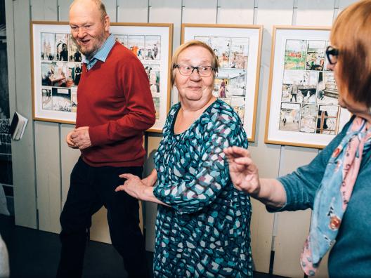 Kolme ihmistä tanssii museossa