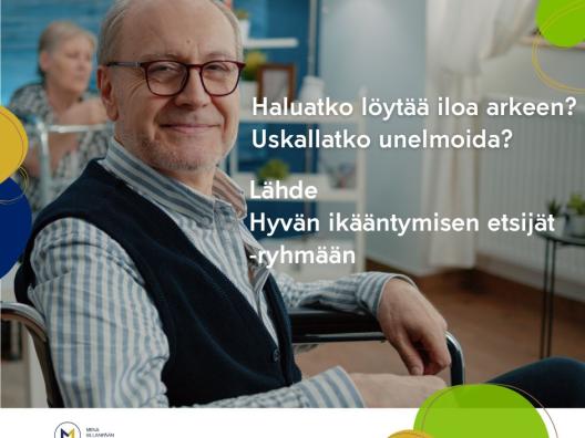 Ikääntynyt mies istuu pyörätuolissa, katsoo kameraan ja hymyilee.