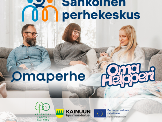 Kuvassa perhe istuu sohvalla. Sähköisen perhekeskuksen logo, Omaperheen ja Omahelpperin logot. Kainuun hyvinvointialueen logo, Kastävän kasvun Kainuu 2 -hankkeen logo ja EU logo.