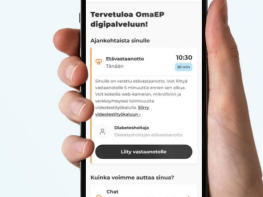 Kädessä puhelin, jonka ruudulla näkymä OmaEP digipalvelusta