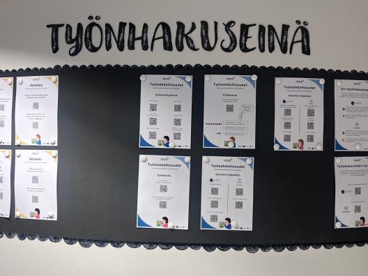 Seinällä on QR-koodillisia työnhakuun ja koulutukseen liittyviä julisteita.