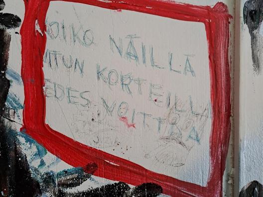Mietelause kuvattuna asumisyksikön seinästä: Voiko näillä vitun korteilla edes voittaa?