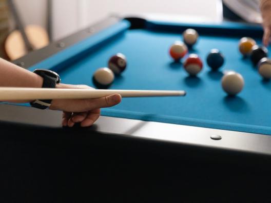 Nuori pelaa biljardia