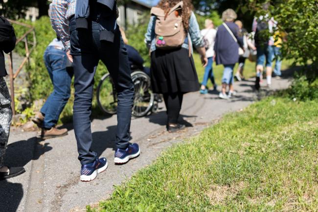 Eteenpäin kulkevia ihmisiä 