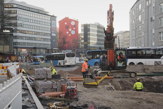 Hämeentien uudistuksen työmaa, työmaakoneita ja työmaahenkilöstä.