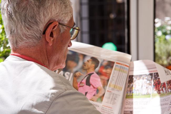 Nestorit-vertaistoimintaa miehille, Mies lukee sanomalehteä