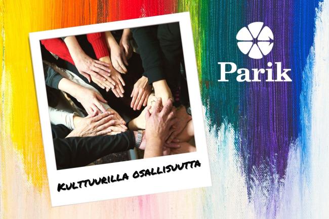 Kuvassa värikkäällä pohjalla valokuva, jossa monien ihmisten kädet koskettavat toisiaan piirissä.  Kuvassa teksti Kulttuurilla osallisuutta ja Parik-säätiön logo.