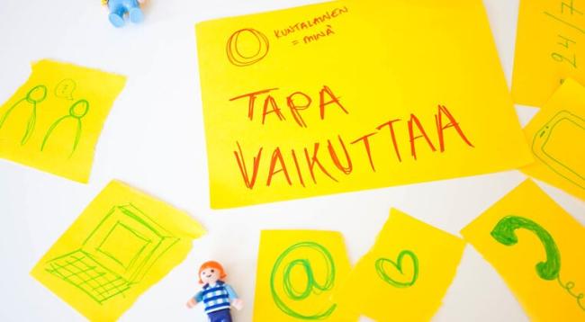 Kuva joissa post-it lappuja joissa piirrettyjä kuvia (puhelimenluuri, kaksi ihimistä, tietokone, ät-merkki, sydän) , yhdessä isommassa lapussa lukee "Kuntalainen=minä, Tapa Vaikuttaa"