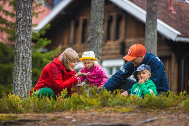 Voimaa vanhemmuuteen hankkeen perheleirit toteutuvat Nuorisokeskus Metsäkartanon luonnonkauniissa ympäristössä