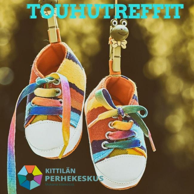 Kuva värikkäistä vauvan tossuista sekä teksti Touhutreffit ja Kittilän perhekeskuksen logo