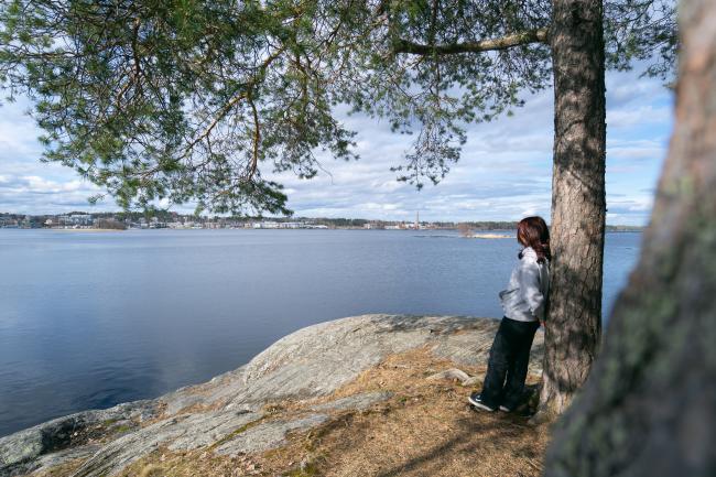 Nuori katselee yksin järvelle