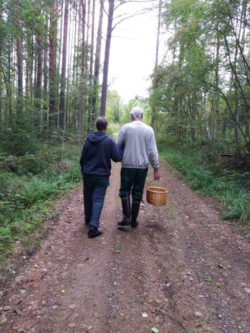 Iäkäs pariskunta kävelee luonnossa