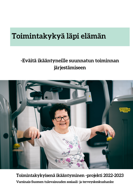 Ikääntynyt nainen kuntosalilla. 