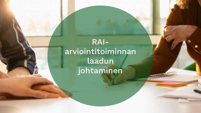 Henkilöitä pöydän ääressä työskentelemässä. Keskellä teksti: RAI-arviointitoiminnan laadun johtaminen.