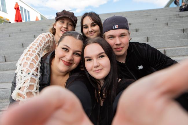 Yhteiskuva, jossa viisi nuorta. Selfie.