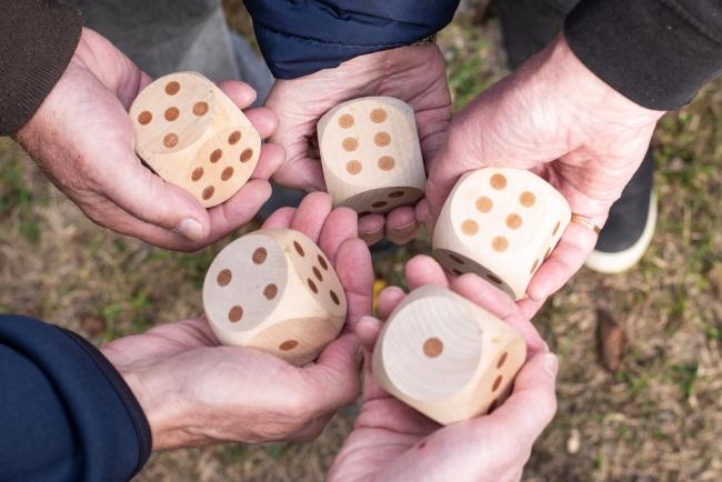 Miesten kädet pitämässä ulkopelinoppia