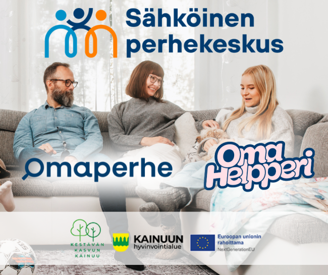 Kuvassa perhe istuu sohvalla. Sähköisen perhekeskuksen logo, Omaperheen ja Omahelpperin logot. Kainuun hyvinvointialueen logo, Kastävän kasvun Kainuu 2 -hankkeen logo ja EU logo.