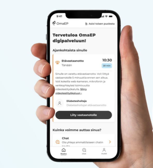 Kädessä puhelin, jonka ruudulla näkymä OmaEP digipalvelusta