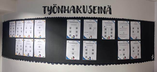 Seinällä on QR-koodillisia työnhakuun ja koulutukseen liittyviä julisteita.