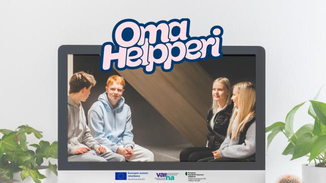 Omahelpperi teksti. Nuoret keskustelevat. Varhan, Next Generation EU:n ja Suomen Kestävän kasvun ohjelman logot.