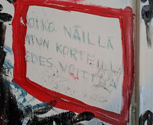 Mietelause kuvattuna asumisyksikön seinästä: Voiko näillä vitun korteilla edes voittaa?