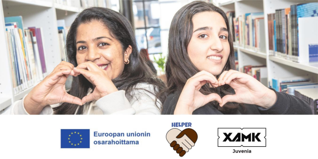 Kaksi maahanmuuttanutta muodostaa käsillään sydämen ja katsoo hymyillen kameraan
